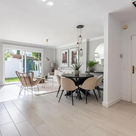 Modern Ground Floor With Private Garden In Nueva Andalucia דירה *