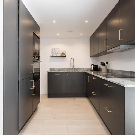 公寓 Modern Ground Floor With Private Garden In Nueva Andalucia 马尔韦利亚